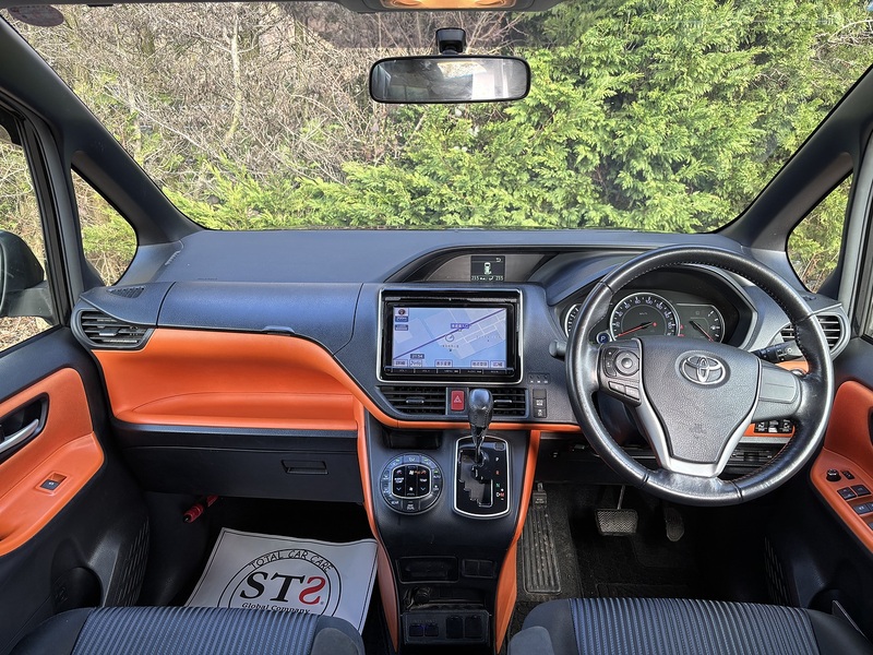 Toyota Voxy Zs - U11617