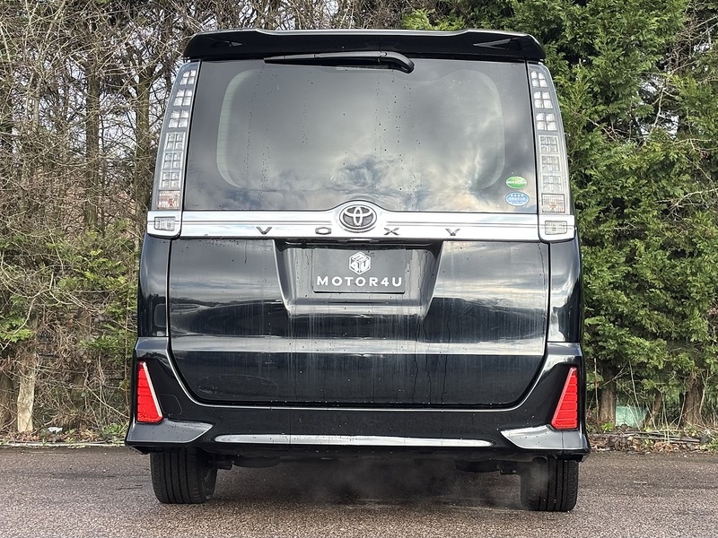 Toyota Voxy Zs - U11617