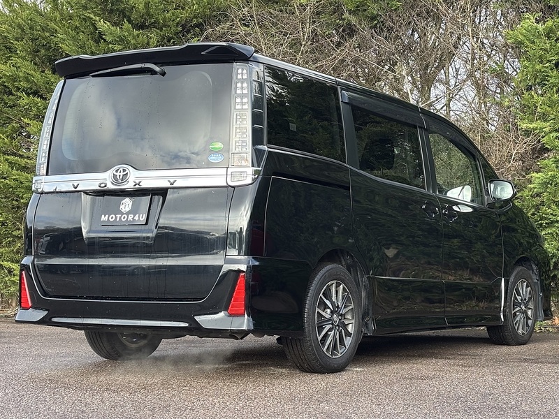 Toyota Voxy Zs - U11617