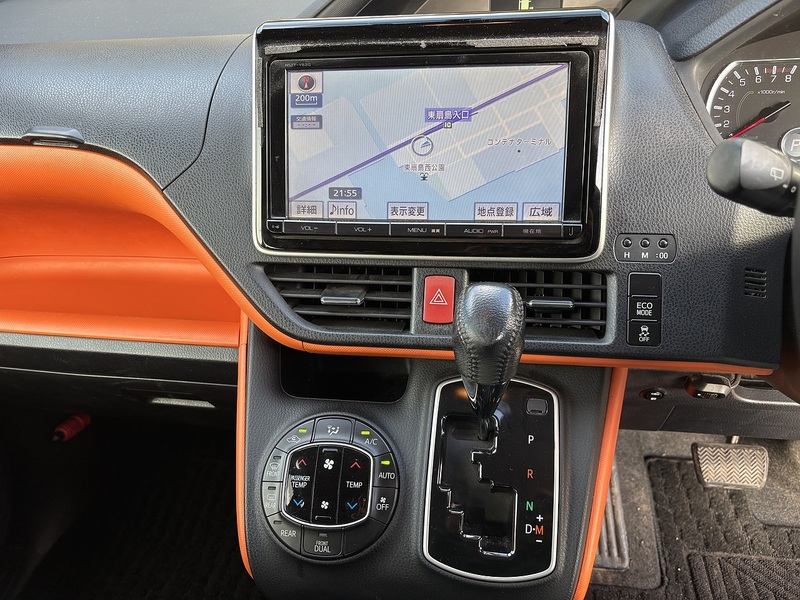 Toyota Voxy Zs - U11617