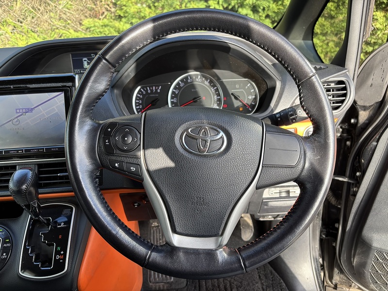 Toyota Voxy Zs - U11617