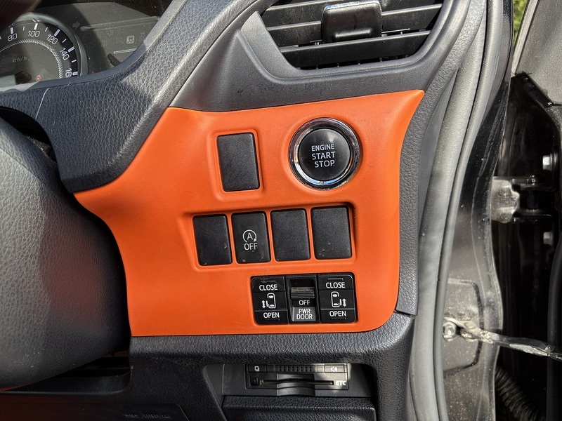 Toyota Voxy Zs - U11617