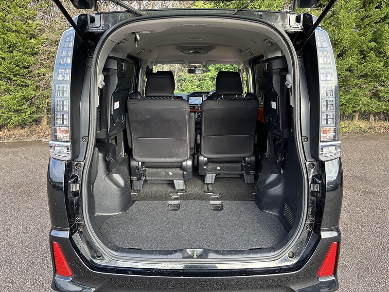 Toyota Voxy Zs - U11617