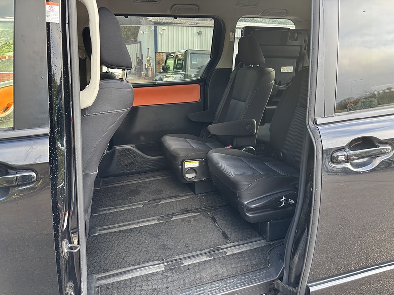 Toyota Voxy Zs - U11617