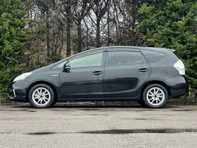 Toyota Prius Alpha G - U11632