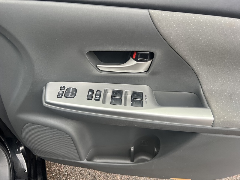 Toyota Prius Alpha G - U11632