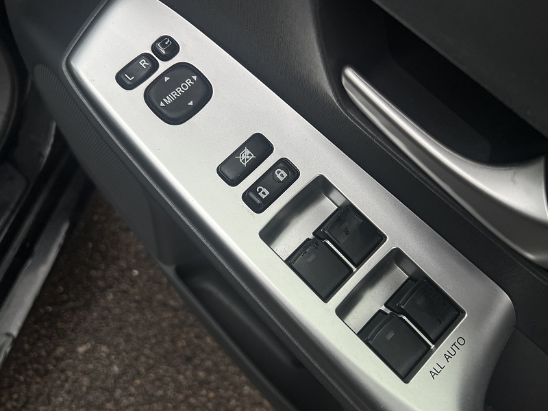 Toyota Prius Alpha G - U11632