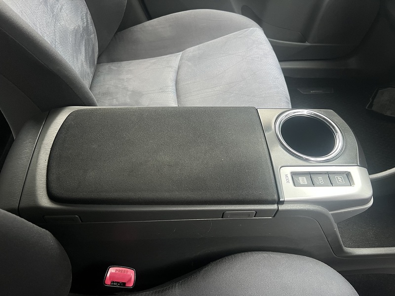 Toyota Prius Alpha G - U11632