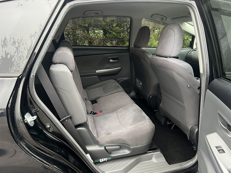 Toyota Prius Alpha G - U11632