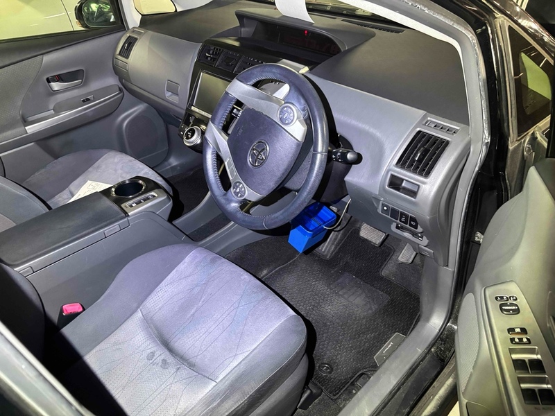 Toyota Prius Alpha G - U11632