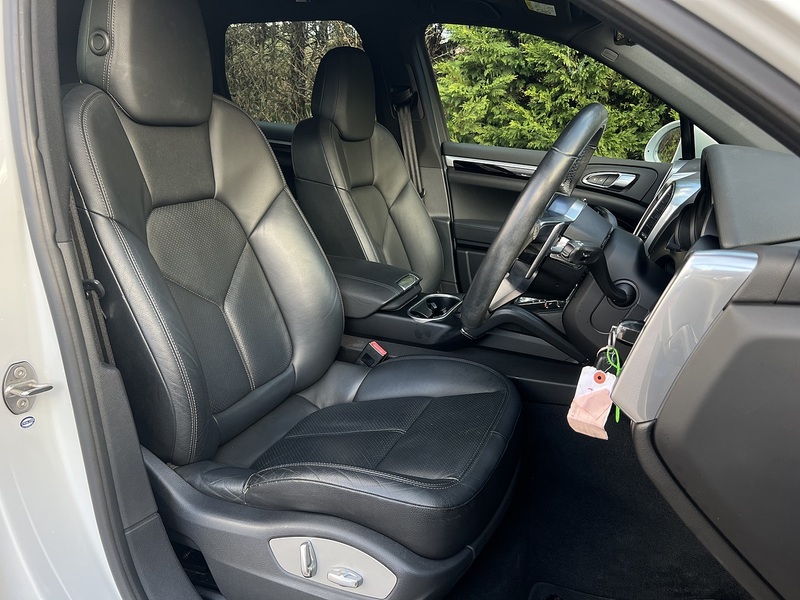 Porsche Cayenne 4WD - U11645