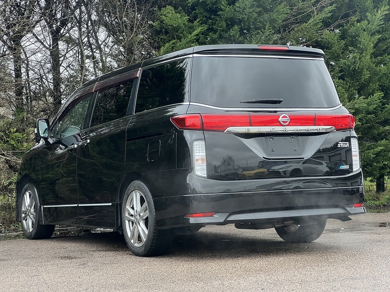 Nissan Elgrand 250 Highway Star - U11657