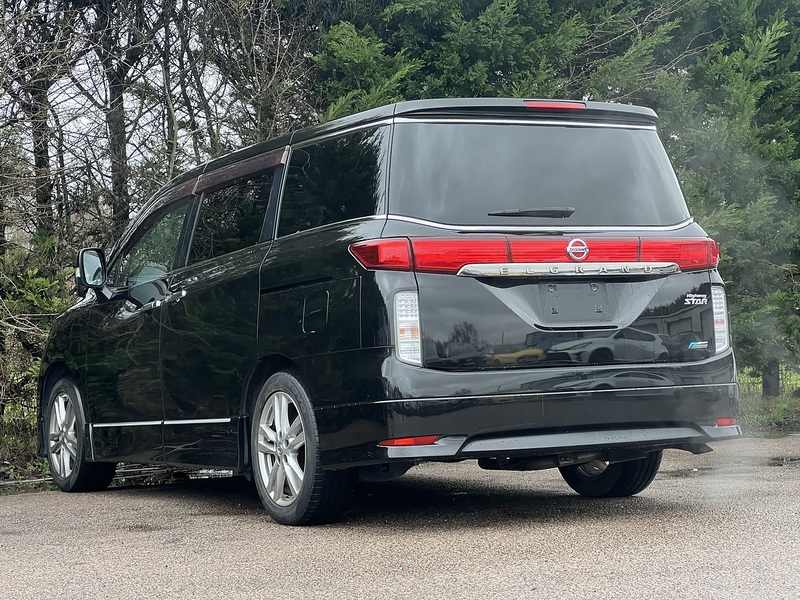 Nissan Elgrand 250 Highway Star - U11657
