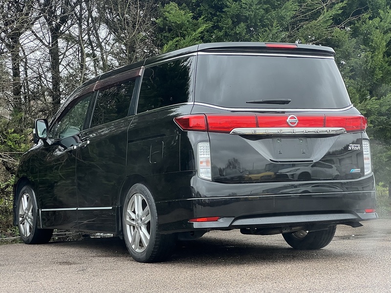Nissan Elgrand 250 Highway Star - U11657