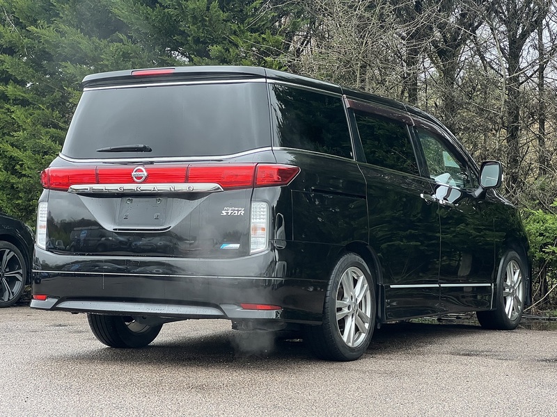 Nissan Elgrand 250 Highway Star - U11657