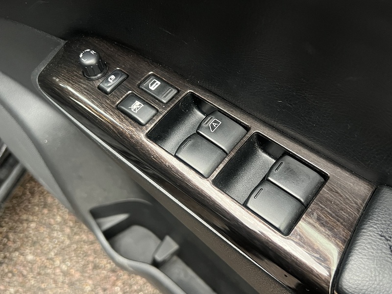 Nissan Elgrand 250 Highway Star - U11657