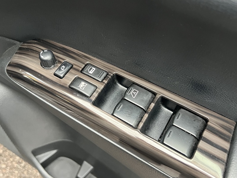 Nissan Elgrand 250 Highway Star - U11660