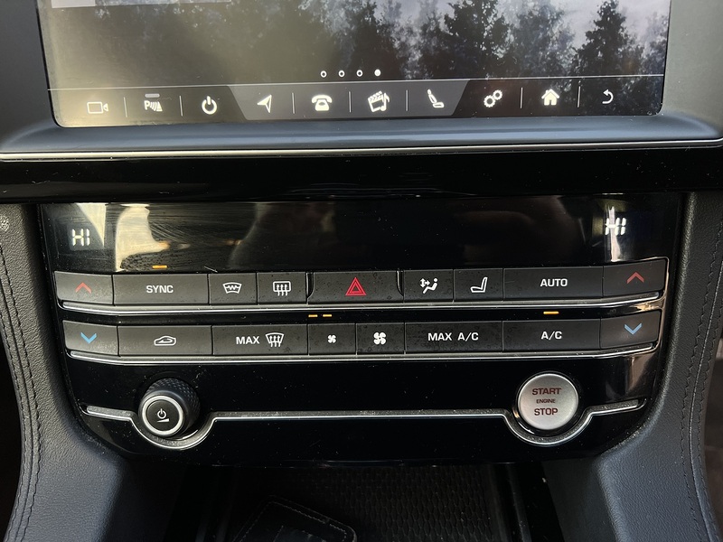 Jaguar F-PACE D180 Portfolio - U11694