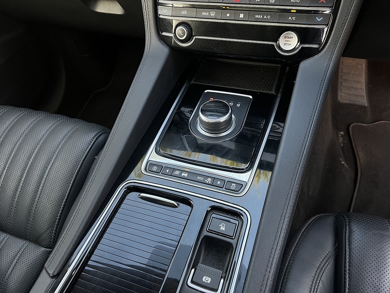 Jaguar F-PACE D180 Portfolio - U11694