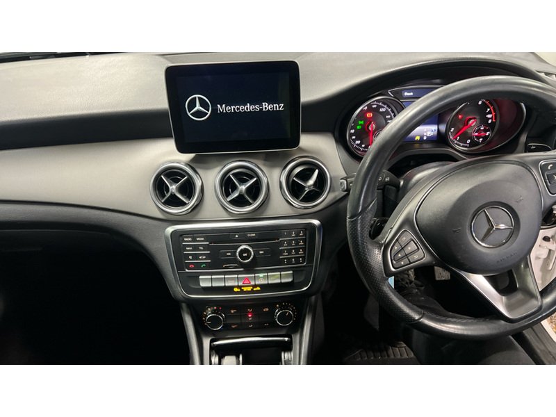 Mercedes-Benz GLA GLA180 Urban Edition - U11695
