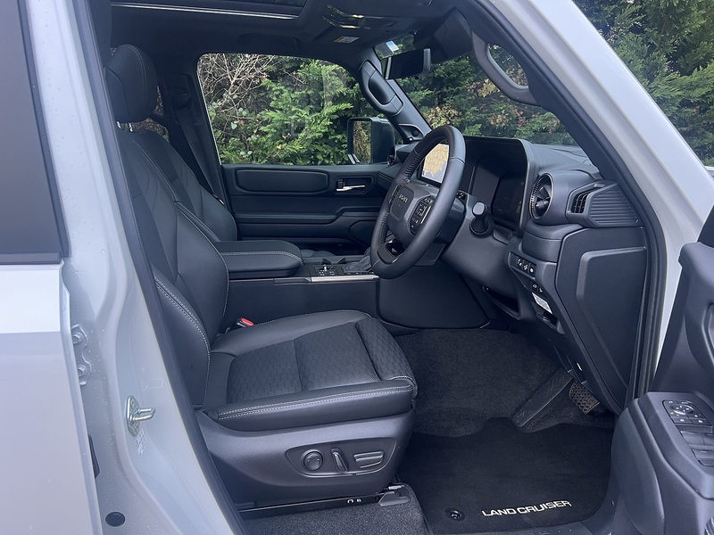 Toyota Land Cruiser D Invincible - U11714