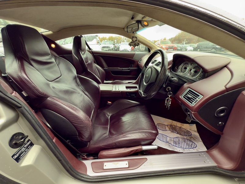 Aston Martin DB9  - U11721