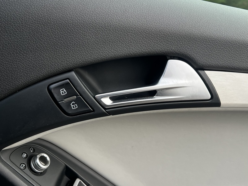 Audi RS5 FSI V8 - U11729