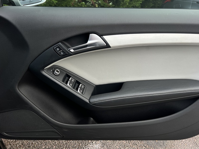 Audi RS5 FSI V8 - U11729