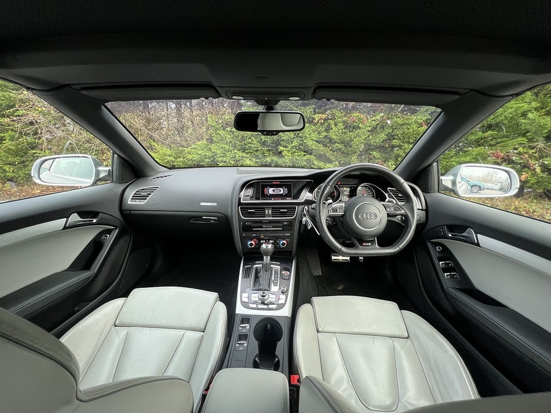 Audi RS5 FSI V8 - U11729