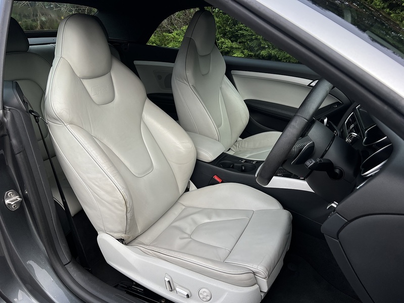 Audi RS5 FSI V8 - U11729