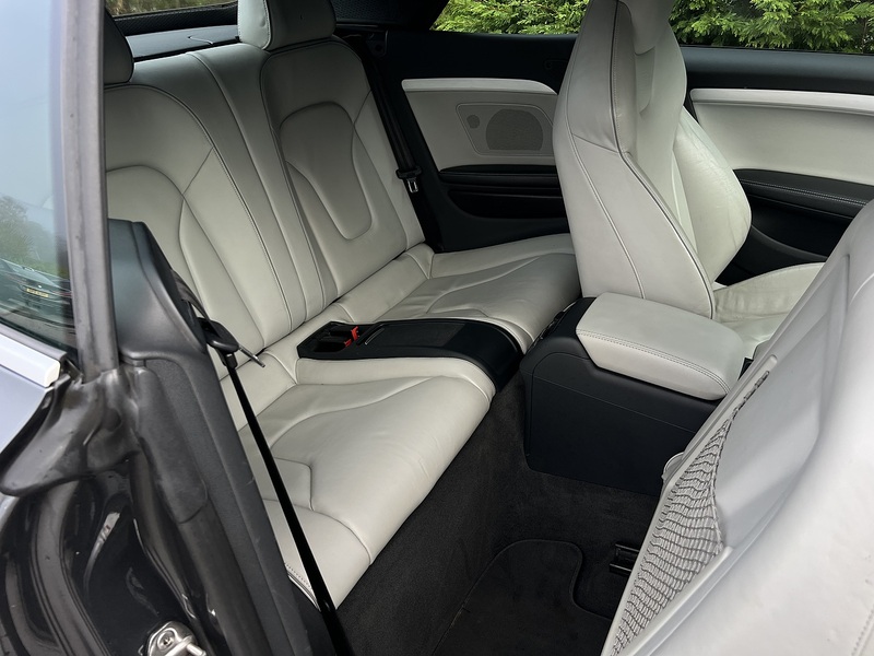 Audi RS5 FSI V8 - U11729