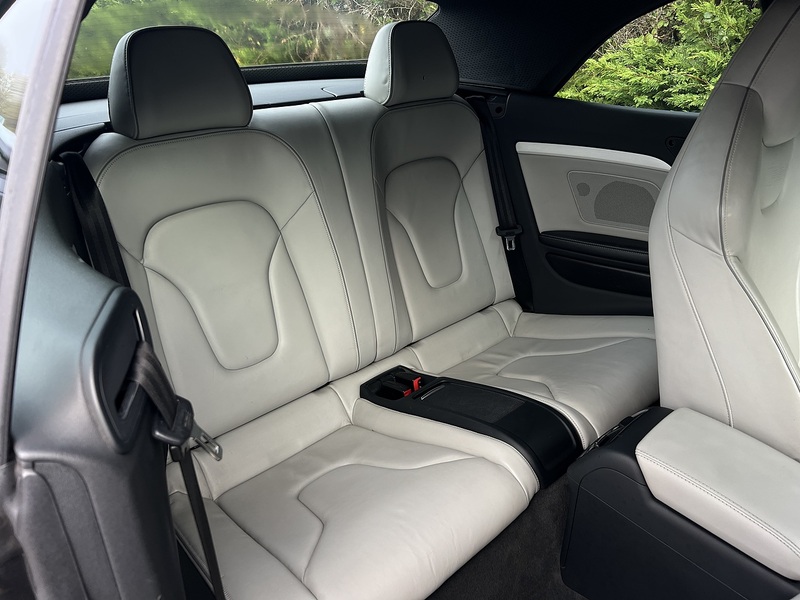 Audi RS5 FSI V8 - U11729