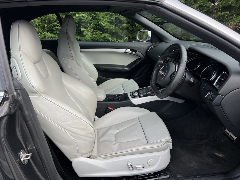 Audi RS5 FSI V8 - U11729