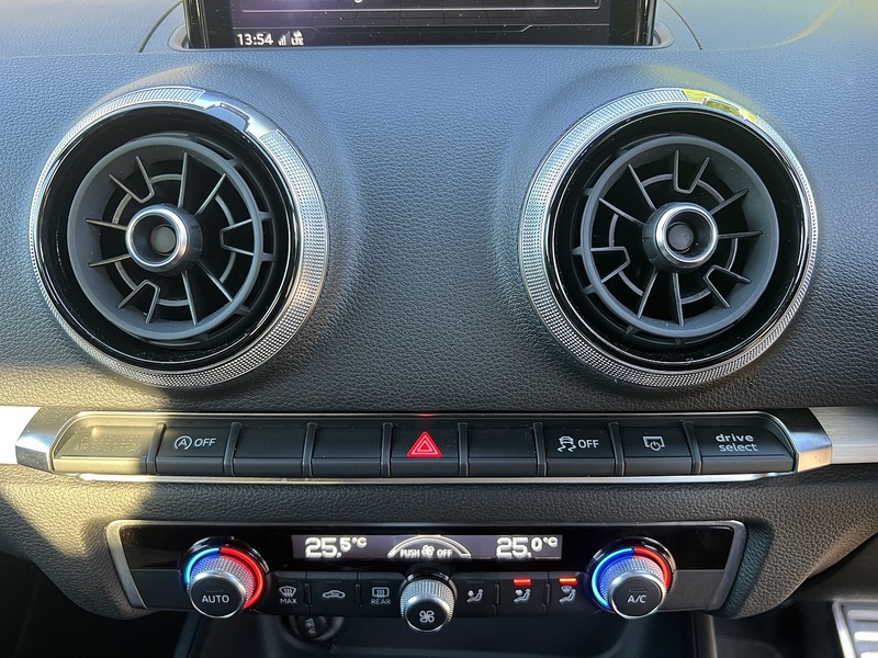 Audi A3 TFSI CoD Black Edition - U11730