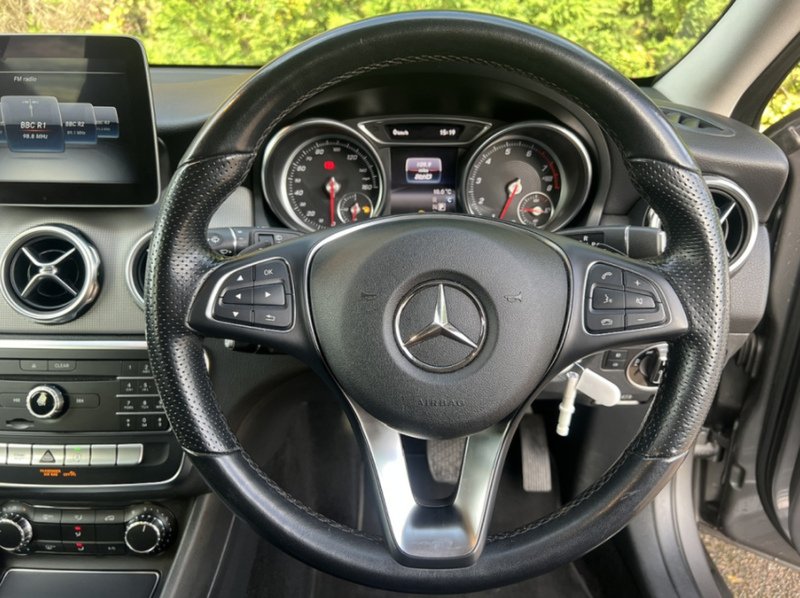 Mercedes-Benz GLA GLA180 Urban Edition - U11779