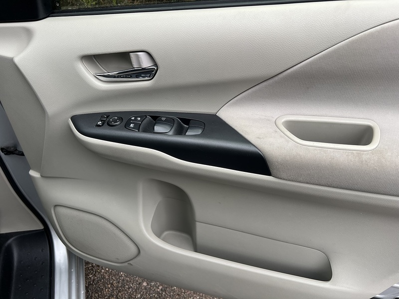 Nissan Serena 2.0 Hybrid X 8 Seater - U11788