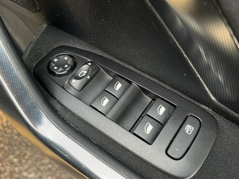 Peugeot 2008 PureTech Allure - U11805