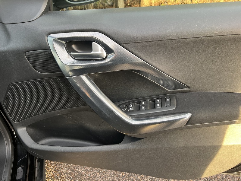 Peugeot 2008 PureTech Allure - U11805