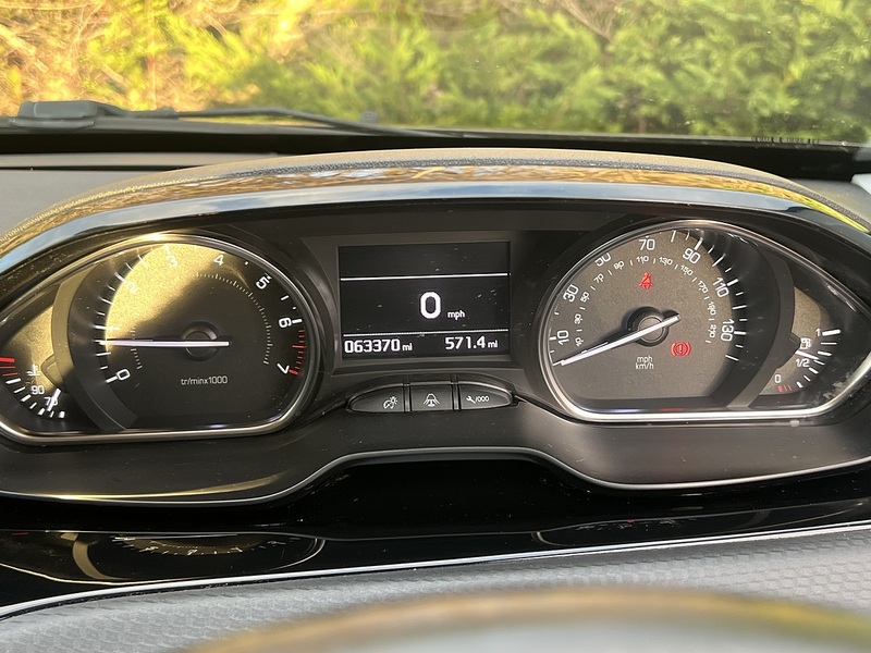 Peugeot 2008 PureTech Allure - U11805