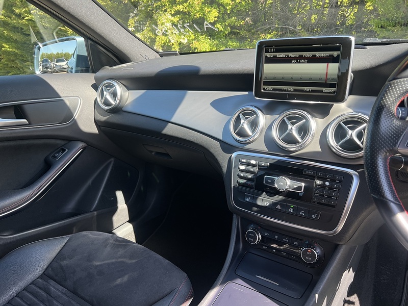 Mercedes-Benz Gla-Class Gla 180 Amg Line Premium - U11832