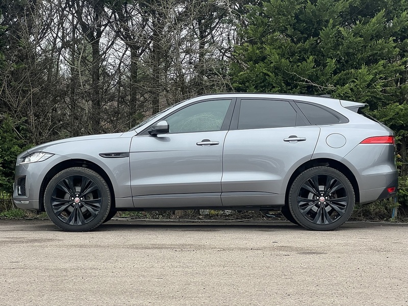 Jaguar F-PACE D180 Chequered Flag - U11870