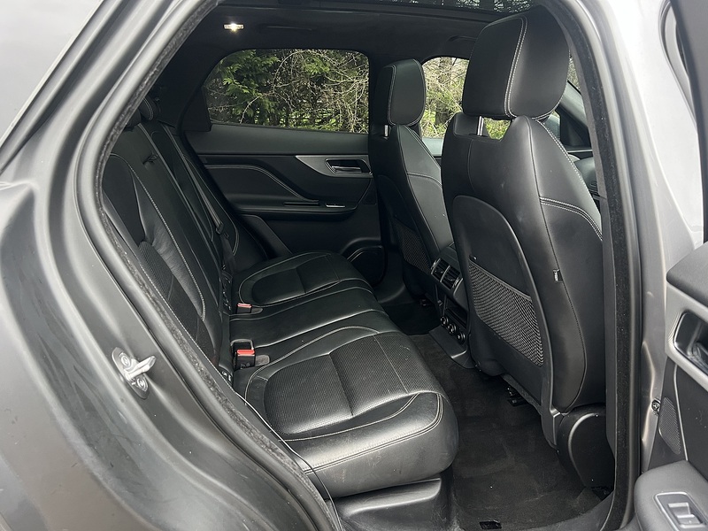 Jaguar F-PACE D180 Chequered Flag - U11870