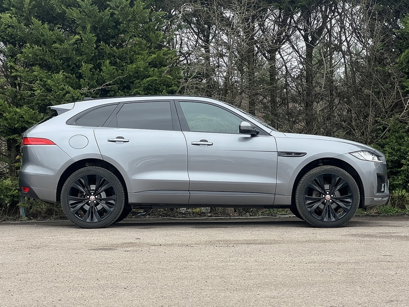 Jaguar F-PACE D180 Chequered Flag - U11870