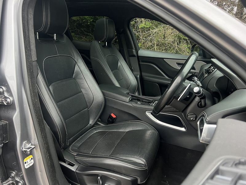 Jaguar F-PACE D180 Chequered Flag - U11870