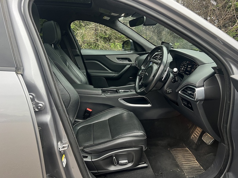 Jaguar F-PACE D180 Chequered Flag - U11870