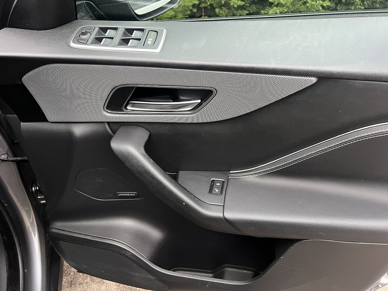 Jaguar F-PACE D180 Chequered Flag - U11870