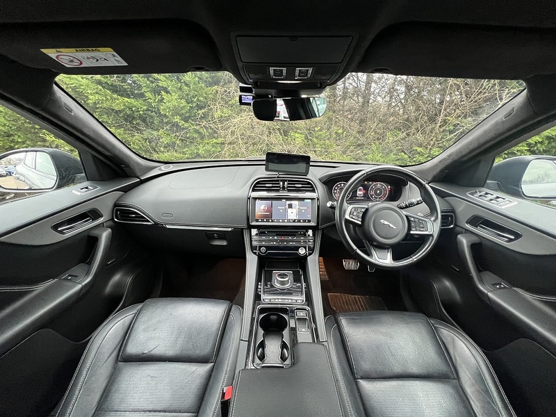 Jaguar F-PACE D180 Chequered Flag - U11870