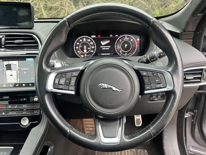 Jaguar F-PACE D180 Chequered Flag - U11870