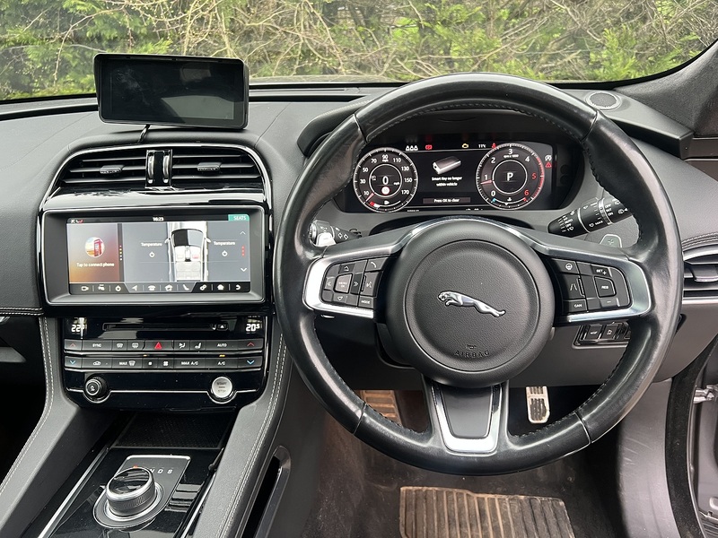 Jaguar F-PACE D180 Chequered Flag - U11870