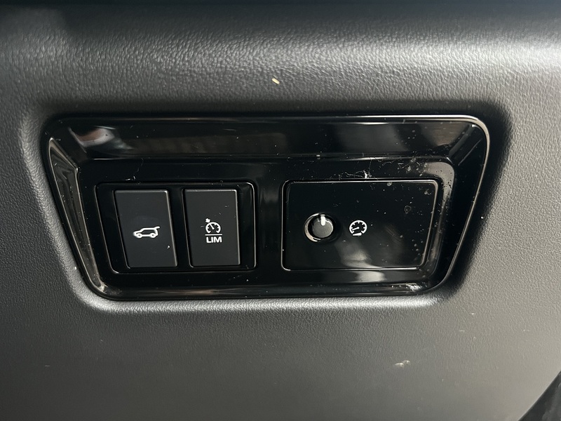 Jaguar F-PACE D180 Chequered Flag - U11870